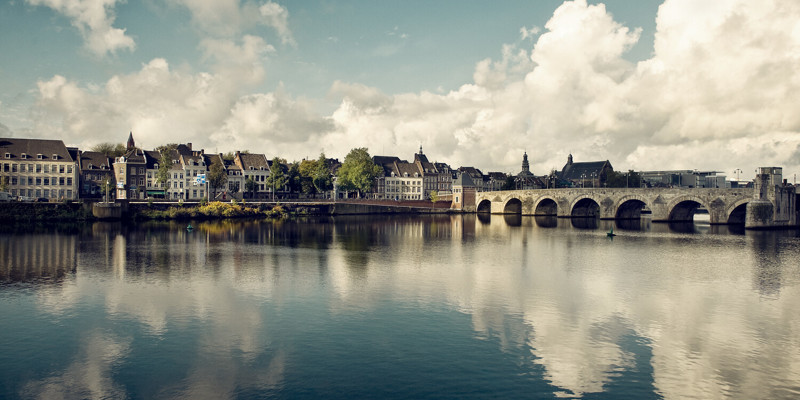 Zicht op de Maas en de Sint Servaasbrug Maastricht