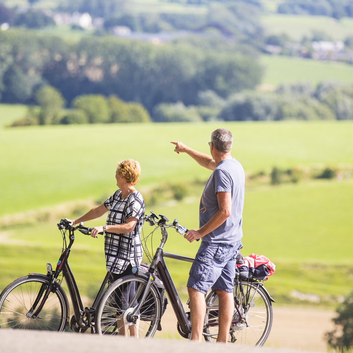 Een man wijst naar iets in de verte en zijn vrouw kijkt ernaar