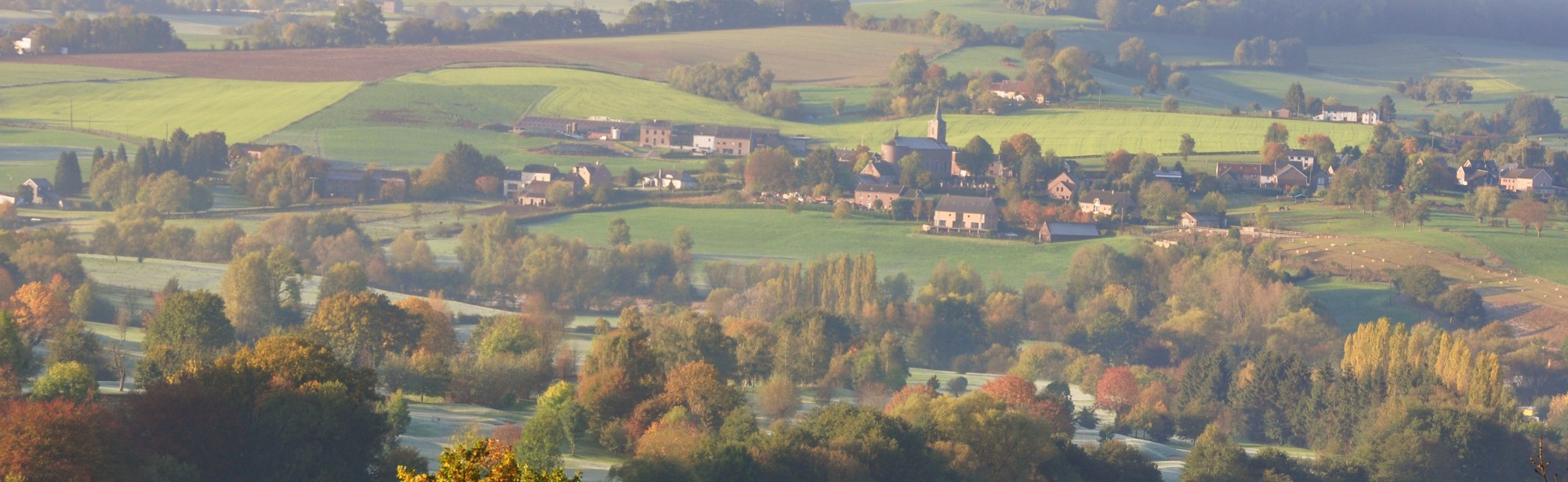 Dorpsaanzicht met achterliggend mistig landschap