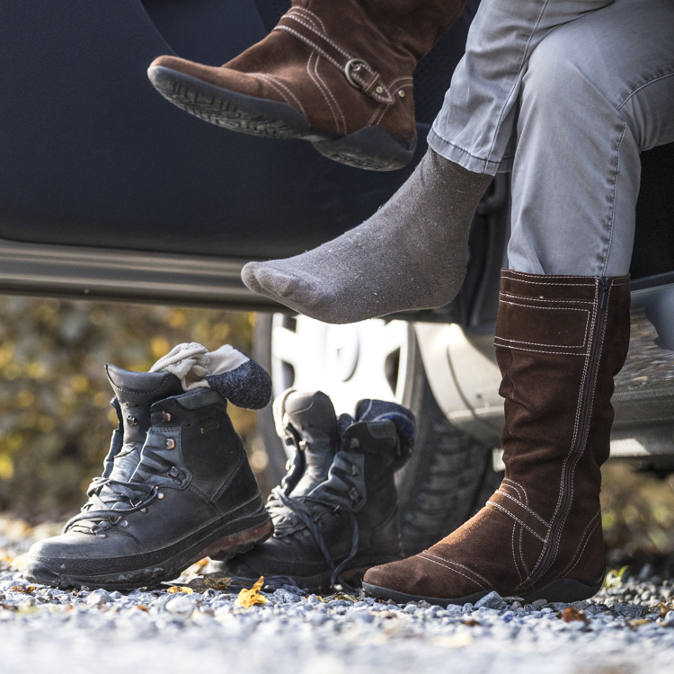 Vrouw verwisselt haar schoenen na een herfstwandeling