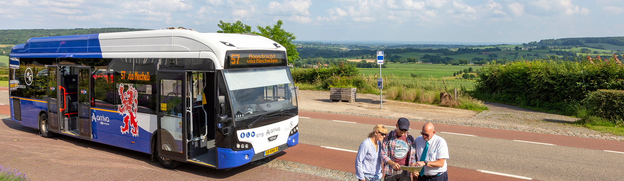 Arriva Bus met toeristen en chauffeur hebben een kaart vast.