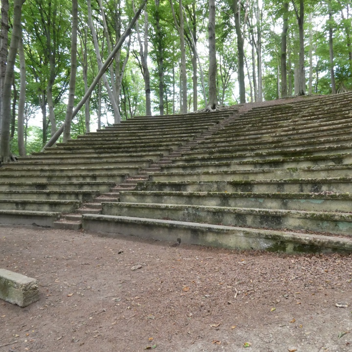 De stenen tribune van het openluchttheater Spaubeek