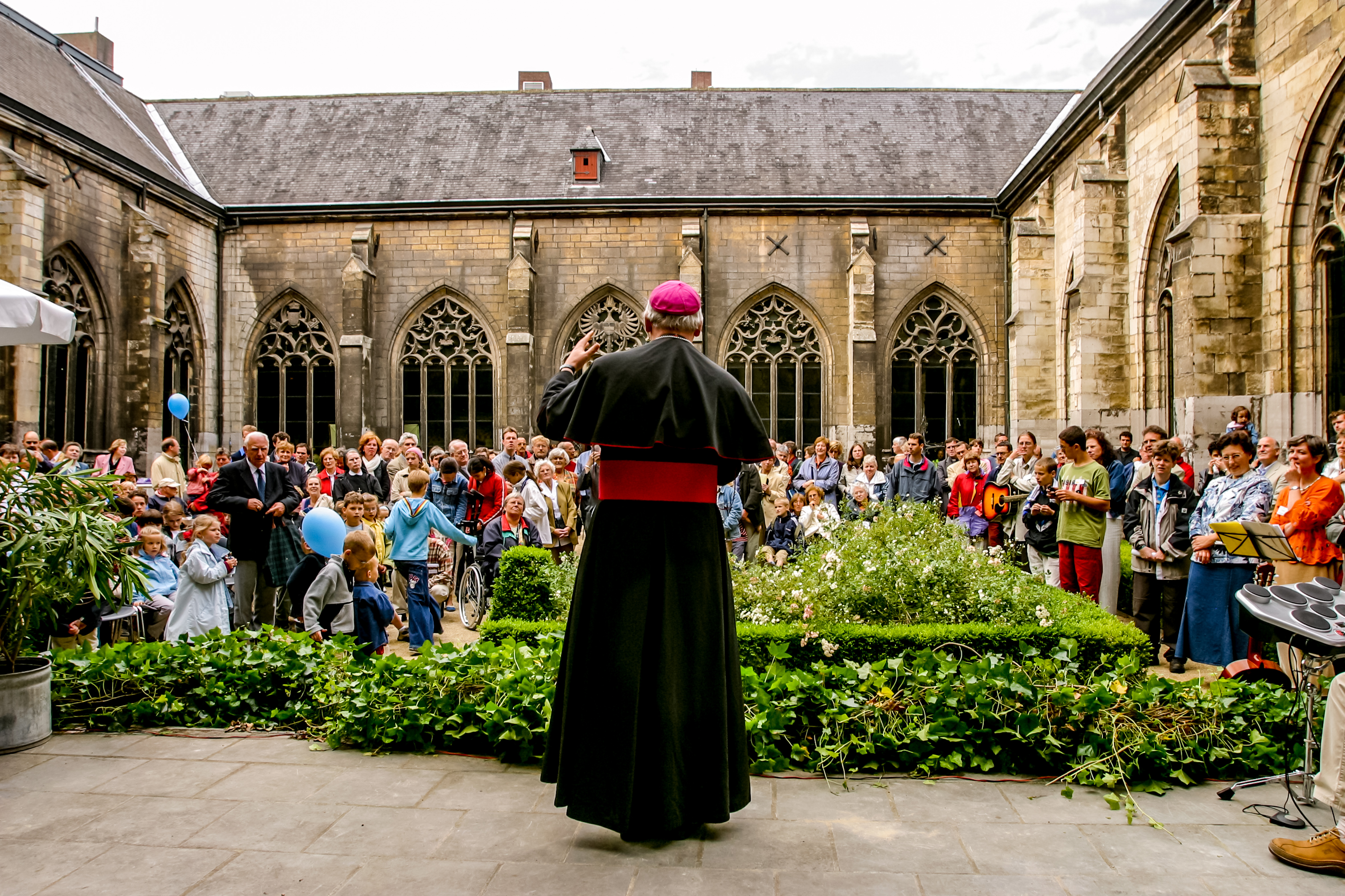 Mariaal concert in pandtuin Basiliek OLV