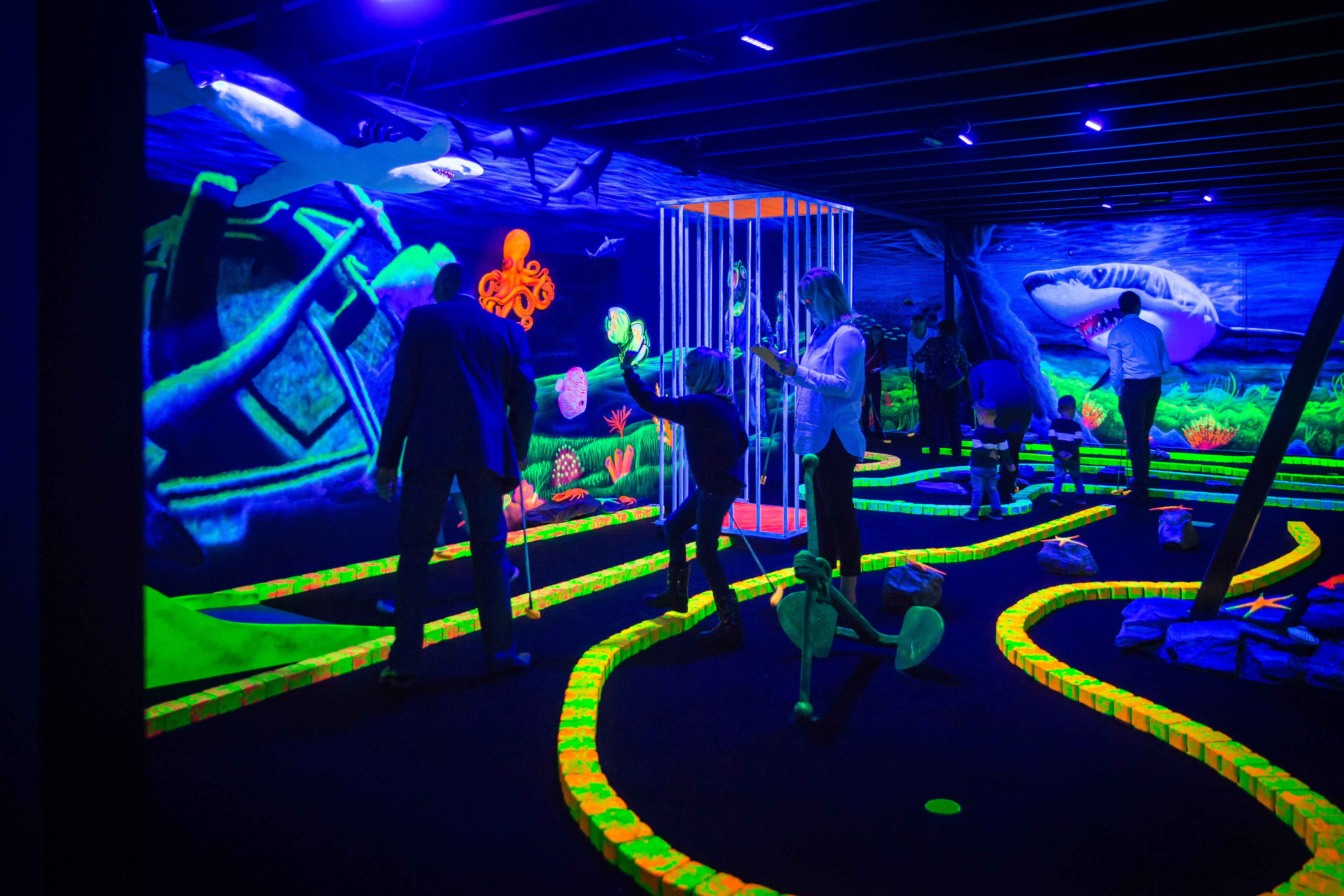 All in Echt - Glow in the dark minigolf